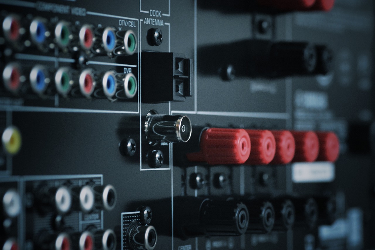 Immagine di un televisore con impianto audio, che illustra consigli per migliorare l'audio sul digitale terrestre.