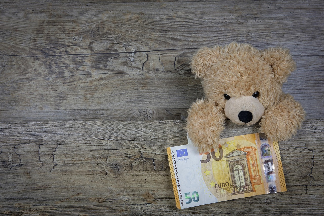 Immagine che illustra le causali per bonifici ai figli per evitare sanzioni fiscali.