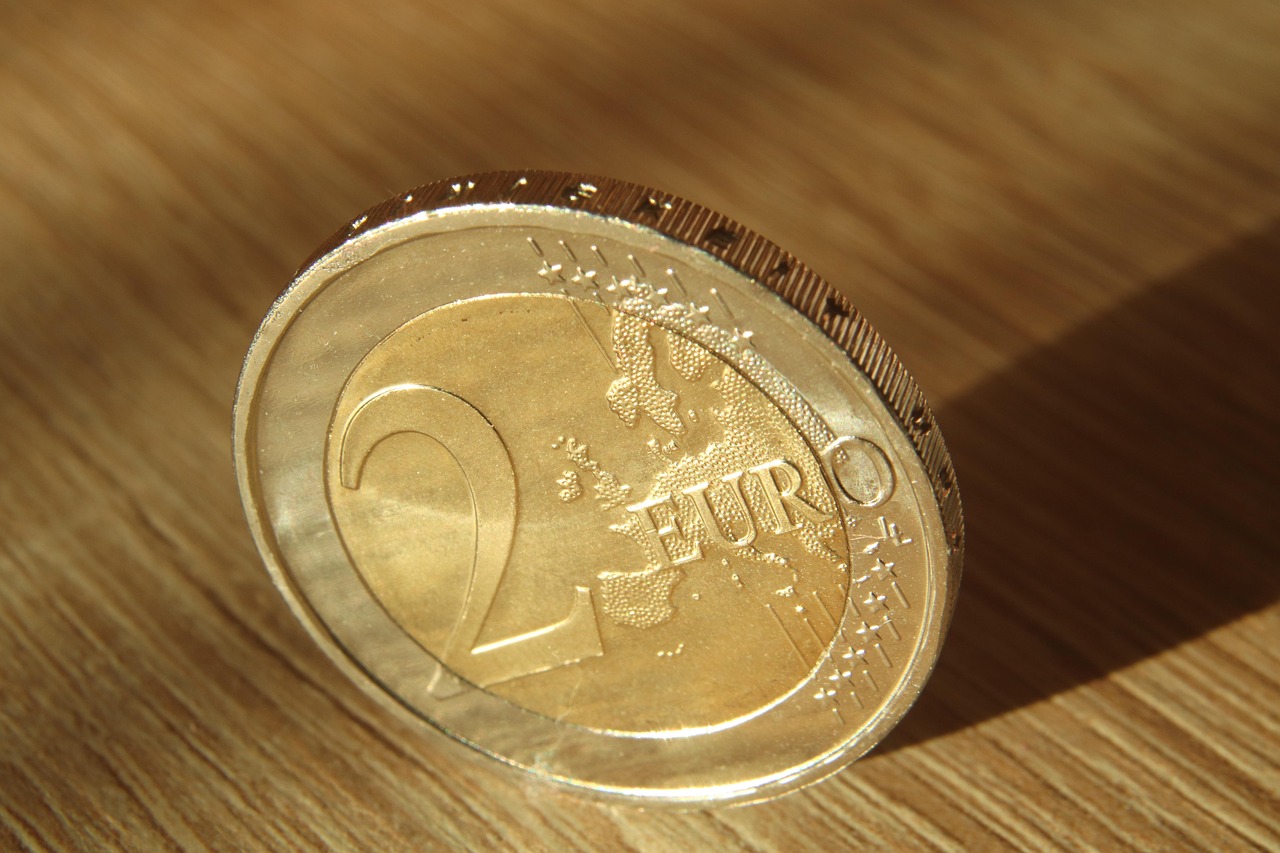 Monete da 2 euro ritirate, esposte su sfondo neutro, evidenziando il loro valore attuale.