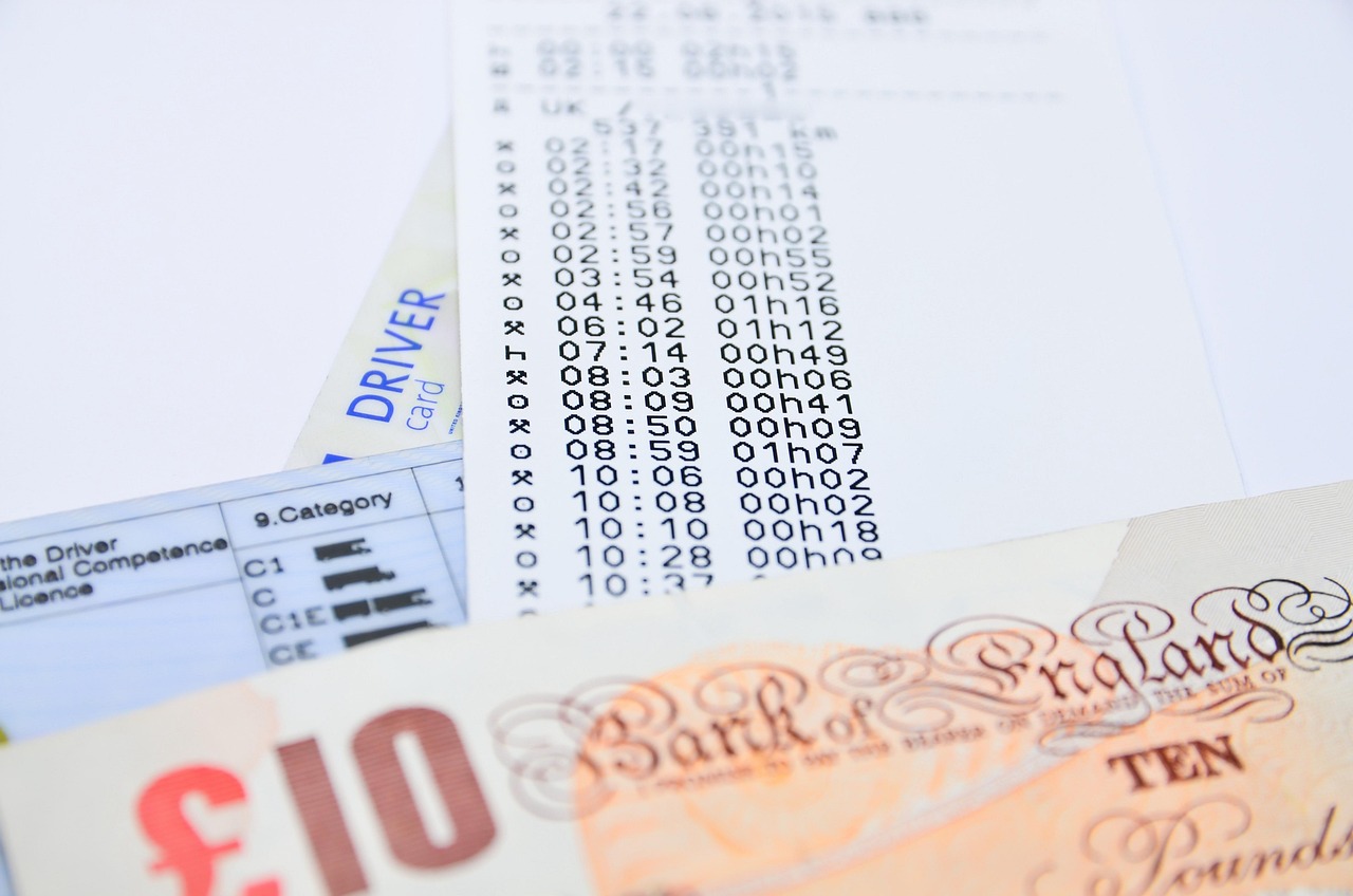 Pensionati esenti dal bollo auto nel 2026: categorie e requisiti illustrati in un grafico informativo.