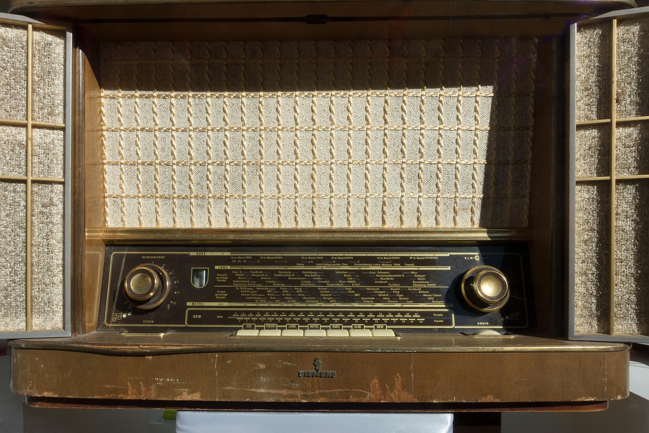Vecchie radio a valvole Phonola in stile vintage, esposte con cura per evidenziare il design elegante.