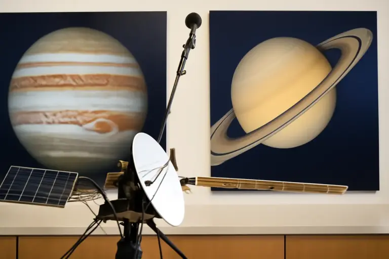 Esplorazione dei pianeti giganti: le differenze chiave tra le missioni dirette a Giove e quelle verso Saturno